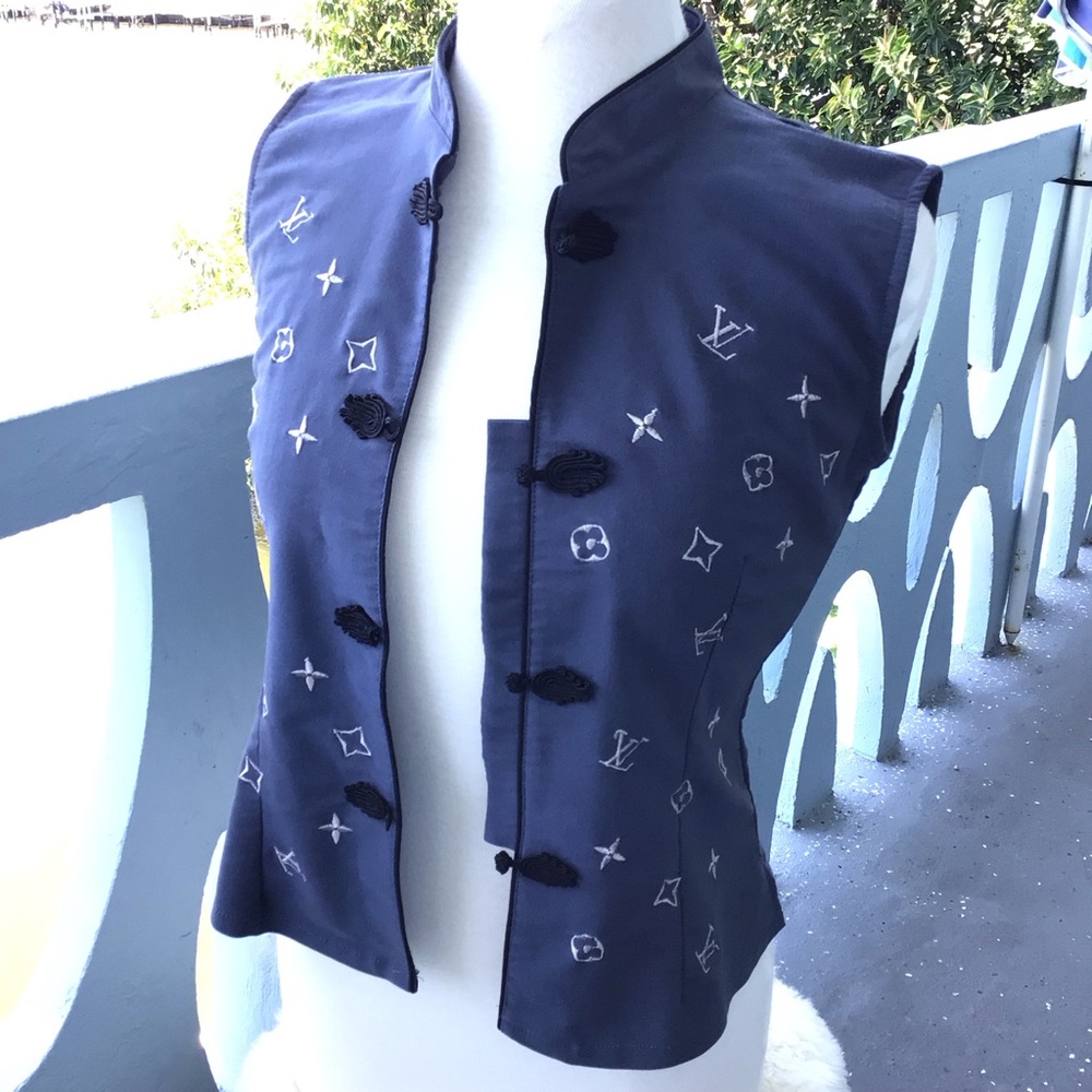 Louis Vuitton Petite Mandarin Style Sleeveless Button-up Blouse Logo Embroidery